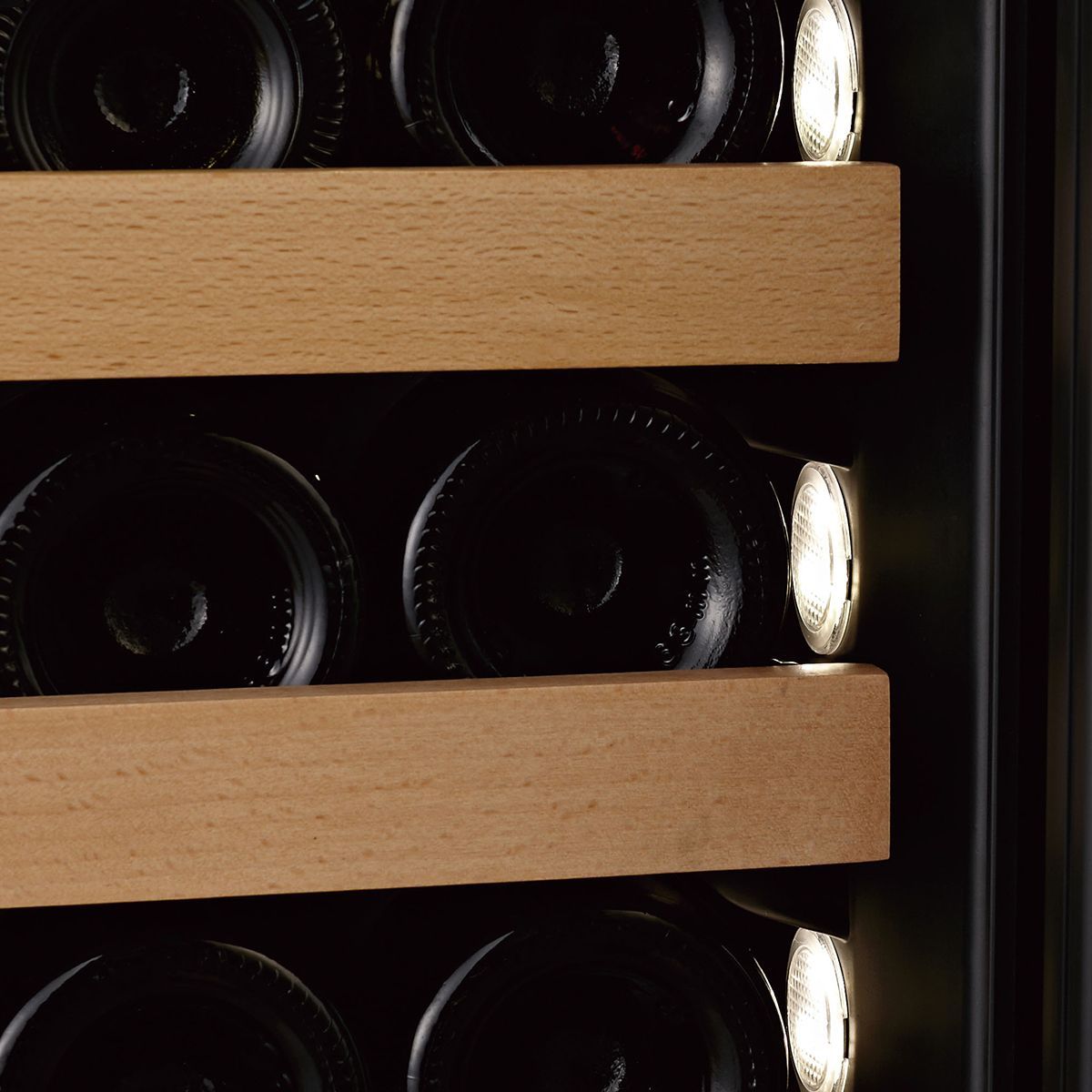 Holztablare mit weisser Innenbeleuchtung im WLB-360F-MIX Weinkühlschrank