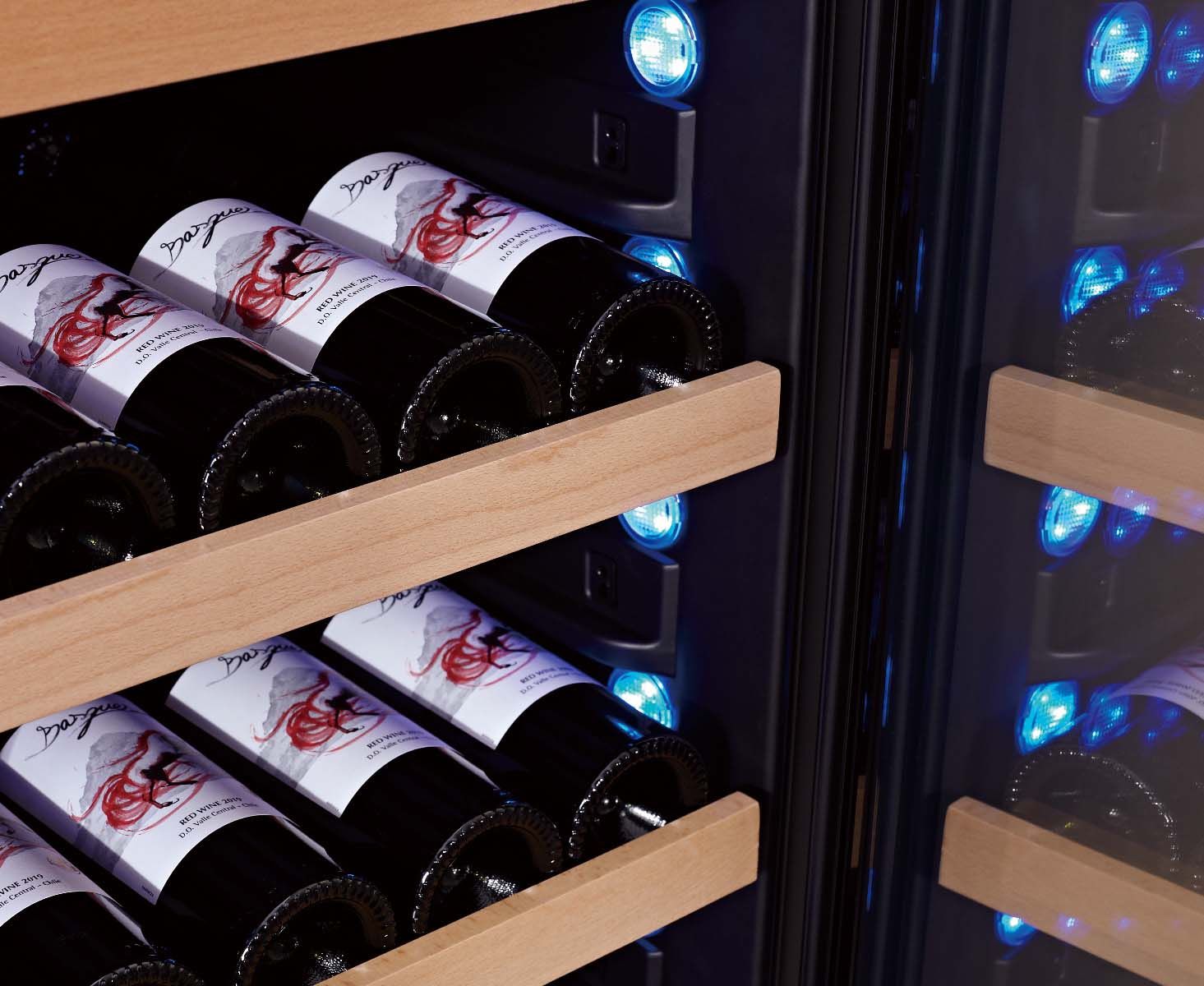 Holztablare mit blauer Innenbeleuchtung im WLB-360DFD-MIX Weinkühlschrank