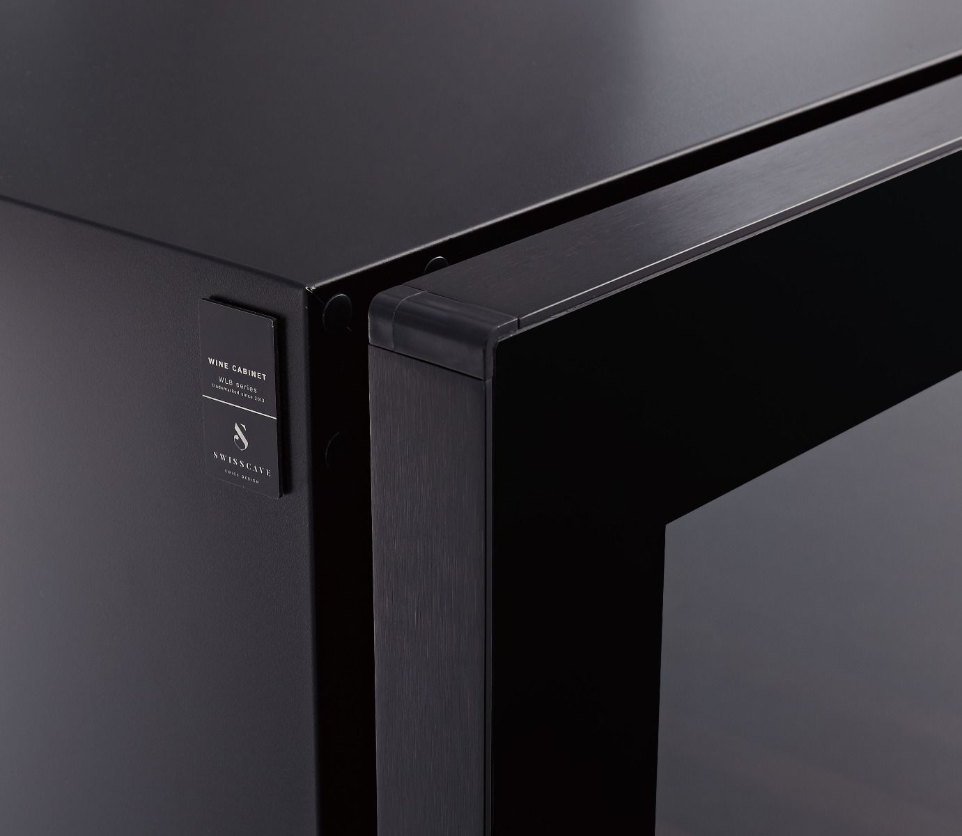 SWISSCAVE Qualitätssiegel am PREMIUM EDITION WLB-160F Weinkühlschrank