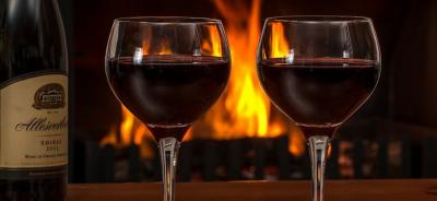 Winterzeit ist die Zeit mit Wein und Käse im Kerzenlicht